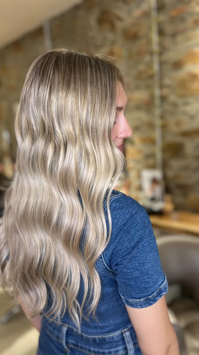 Un rubio soñado✨

El otro día realizamos este rubio en el Petit Saló y nos encantó el resultado❤️

¿Qué os parece a vosotros?✨ 

#blonde #rubioperfecto #salóndebelleza #elpetitsalo #santceloni #blondhair #cabello #peluquería #santceloni #reelspeluqueria #antesydepués #transformation #hairtransformations
